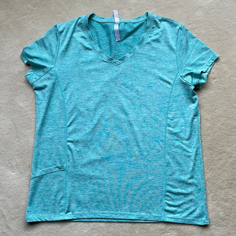 Workout Top in turquoise size L, fitted, side pocket wonderful condition